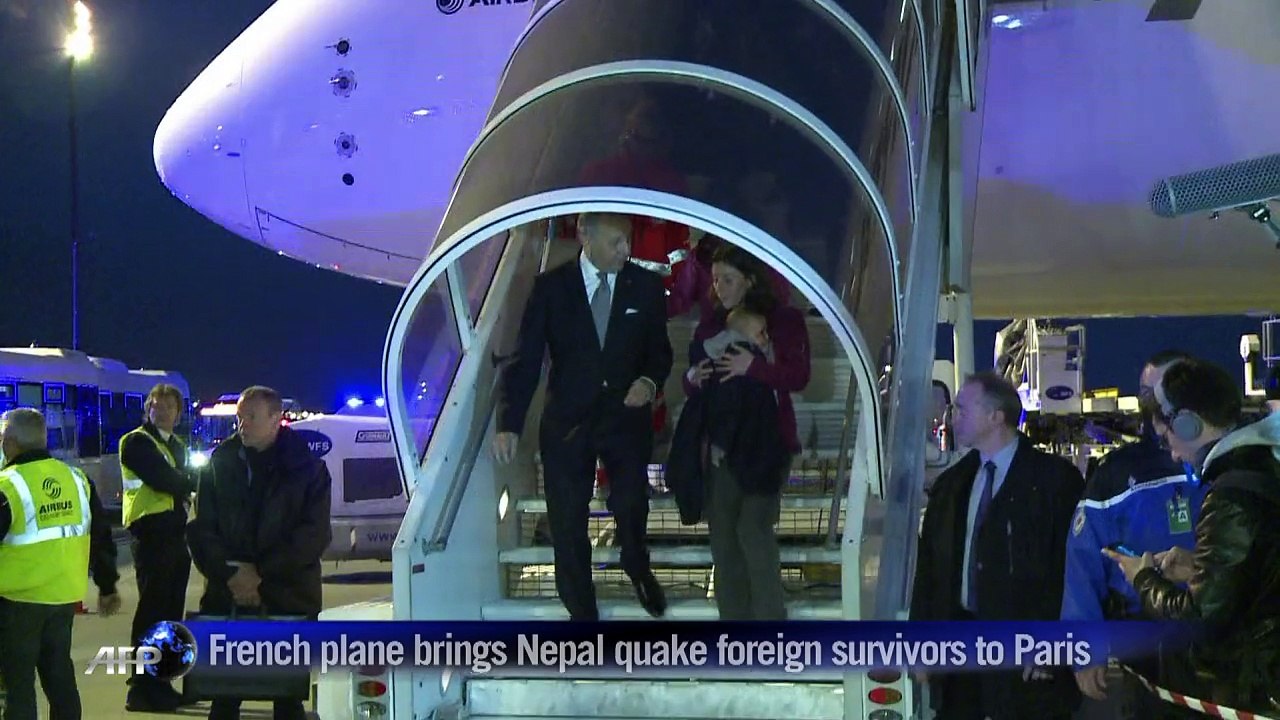Foreign survivors of the Nepal earthquake arrive in Paris