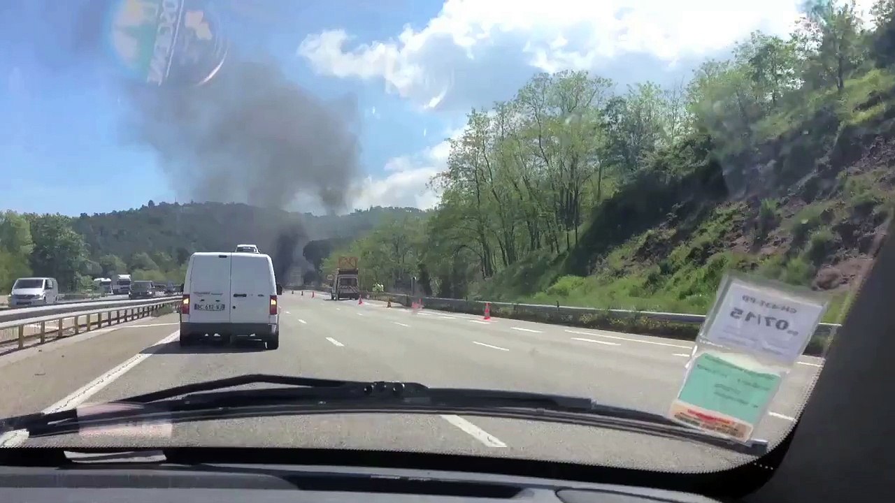 Une voiture en feu sur l'A8 après la sortie Les Adrets