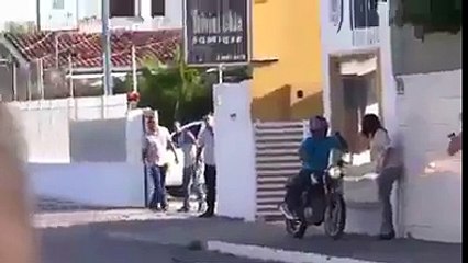 Testemunhas gravaram as imagens de uma tentativa de um assalto mal sucedido.