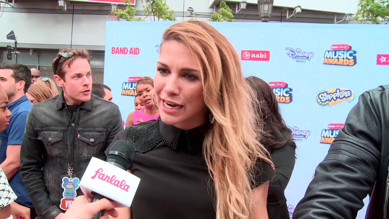 Allison Holker Supporting Riker Lynch!