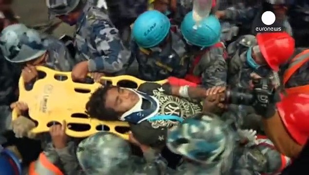 Nach fünf Tagen unter den Trümmern konnten in Nepal eine Frau und ein 15-Jähriger lebend geborgen werden