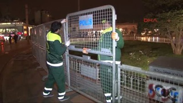 Taksim Meydanı Bariyerlerle Kapatılmaya Başlandı