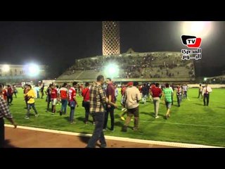جماهير الأهلي تدخل أرض ملعب «التتش» ويلتقطون «السيلفي»