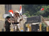 أطفال بالزي العسكري يرقصون أمام لجنة انتخابية بشبرا
