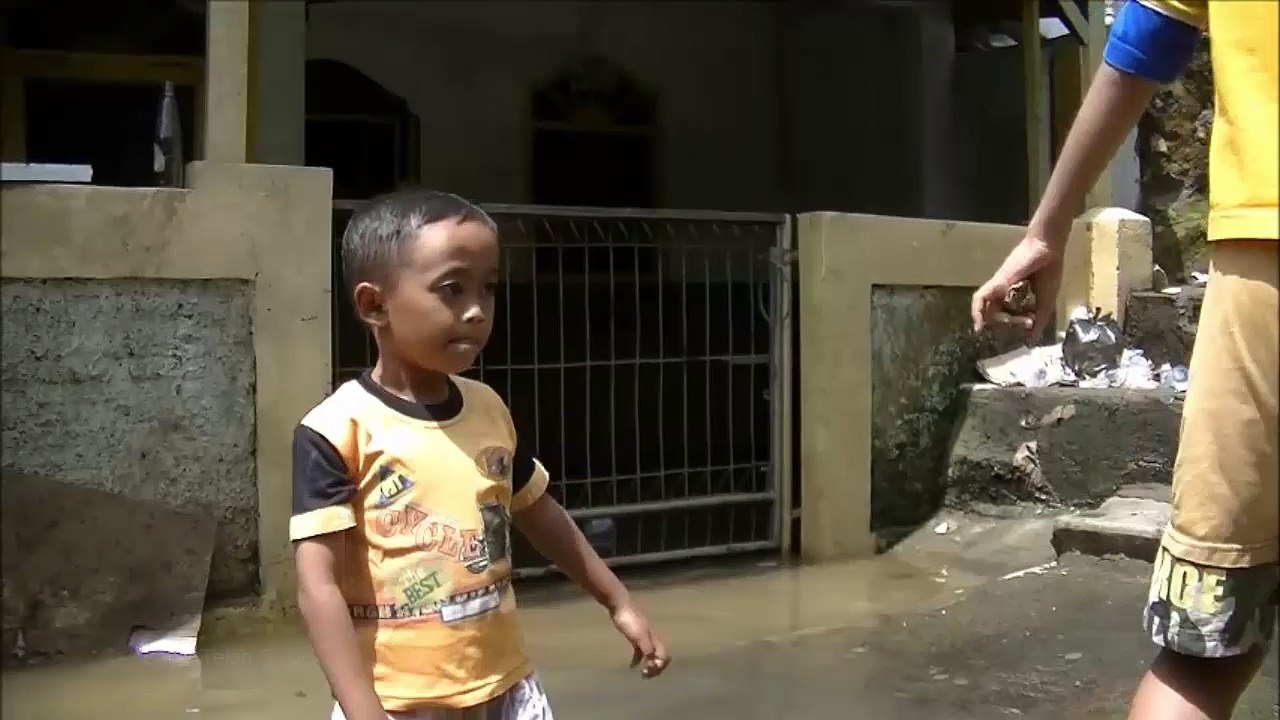 Banjir Telah Surut Main Bola di atas tangga