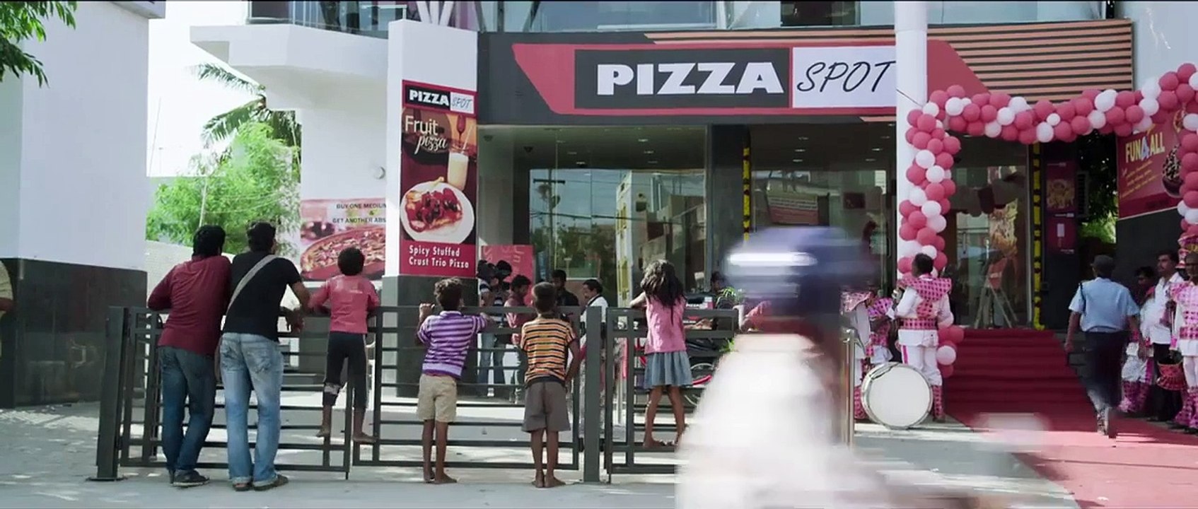 Kaakka Muttai (2014) - Trailer