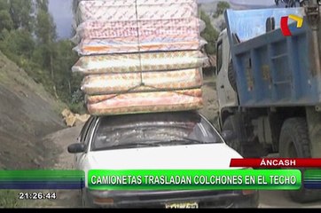 WhatsApp: conductores trasladan gran cantidad de colchones en el techo de sus vehículos