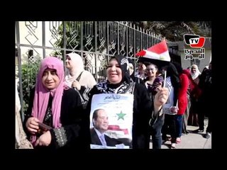 سيدة تهتف للسيسي بالإنجليزية «sisi is the hero»