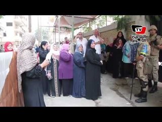 شباب يدخلون اللجنة لإبطال أصواتهم بمدرسة قصر الدوبارة