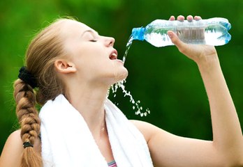 Elle boit de l'urin* de castor !!! - Try the urin* of beaver