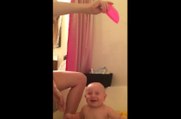 Ce bébé qui adore l'eau rit aux éclats