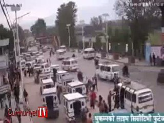 Nepal'deki depremde 4 katlı binanın devrilme anı kamerada