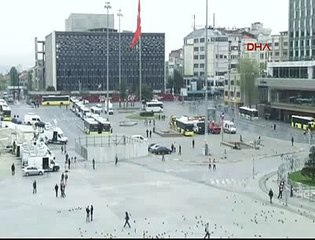 Taksim'de pankart açan iki kadına gözaltı