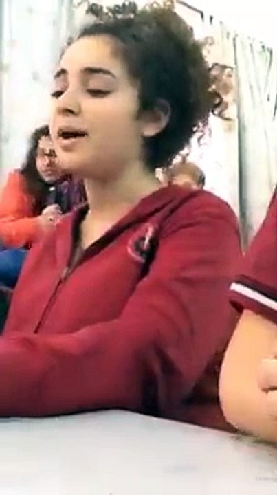 ساندرا الحاج تغني لزملائها في الصف وتحصد إعجاب الملايين خلال ساعات