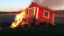 Huset brinner i brasan. House on fire. Valborg