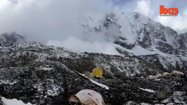 Footage Of Everest Avalanche Caused By Aftershock From Nepal video by tayyab