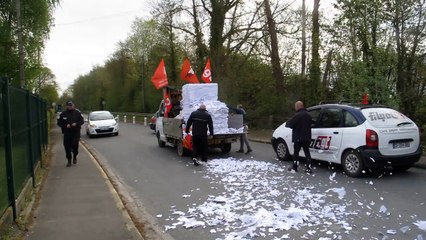 1er Mai à Saint-Omer : des salariés d'Arjowiggins déversent du papier sur la chaussée