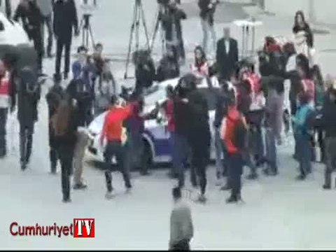 Tekme atılan köpek polis arabasını kovaladı