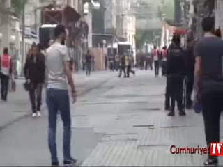 İstiklal Caddesi'nde polis esnafla top oynadı
