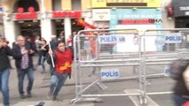 Taksim Meydanı'na Koşarak Giren Gruba Polis Müdahalesi