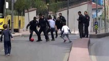Çocuklar polis ağabeyleri ile top oynadı