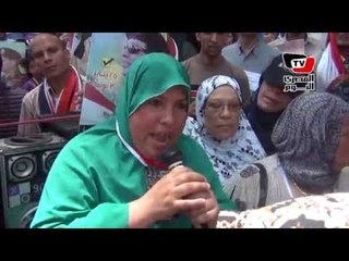متظاهرة بالإنجليزية: سيسي «يس» مرسي «نو»
