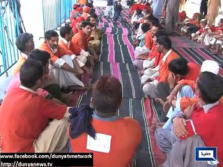Dunya News - Sirajul Haq meets labourers, takes meal with them on Labour Day