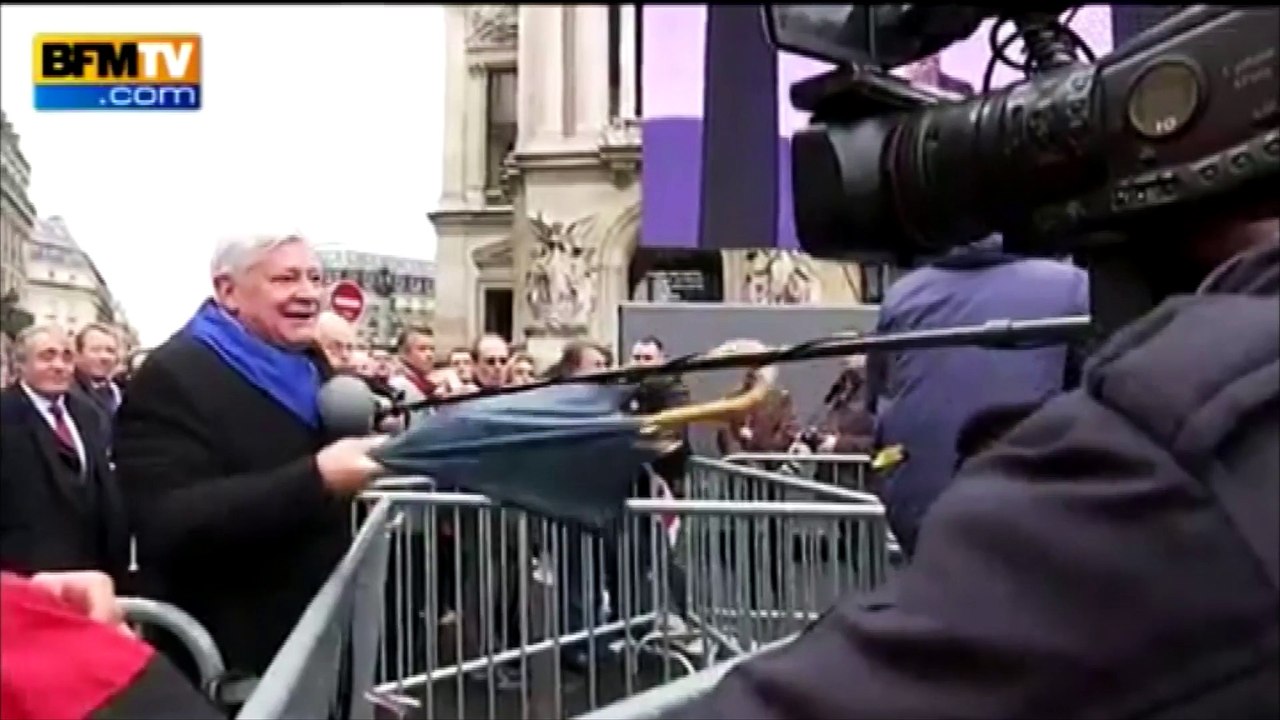 Défilé FN : Bruno Gollnisch frappe des journalistes avec un parapluie