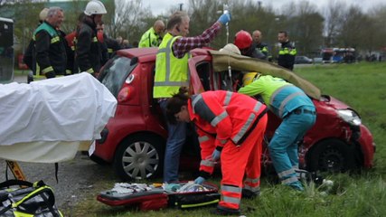Bus en auto botsen op Zernike - RTV Noord