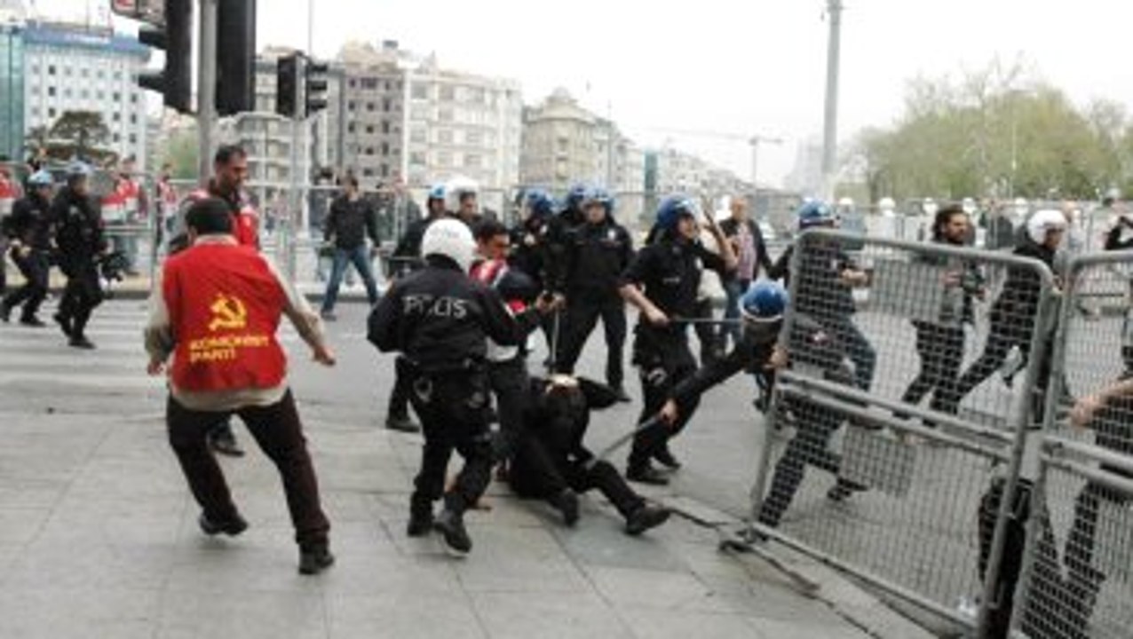 İstanbul'da 1 Mayıs! Polisten Eylemcilere Sert...