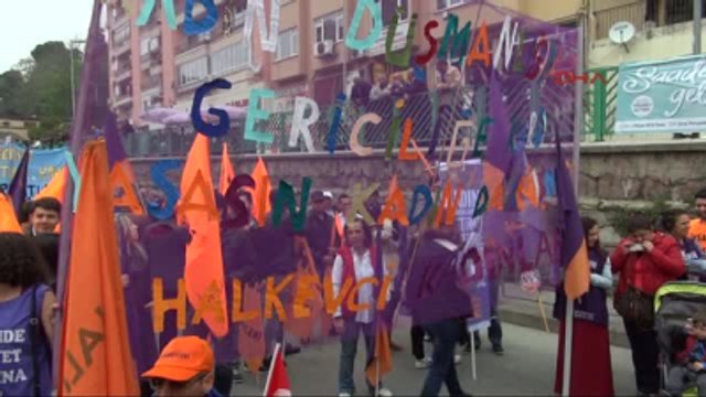 İzmit'te 1 Mayıs Kutlamasına Yaklaşık 15 Bin Kişilik Katılım Oldu