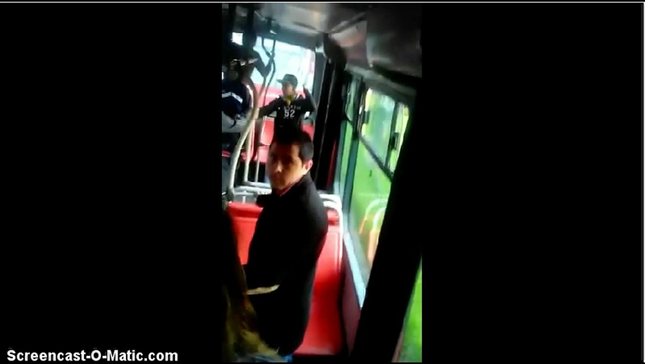 Ladrón acorralado en transmilenio trata de huir