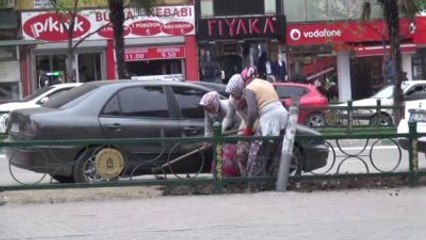 Bursa?da Polis 1 Mayıs Kortejini Çiçeklerle Karşıladı