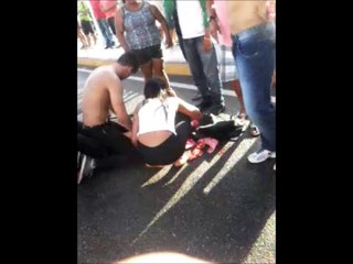 Carro capota na avenida Washington Soares, em Fortaleza