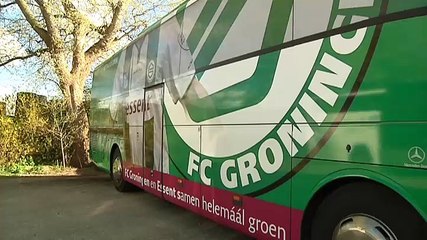 Barend Beltman krijg een rondleiding in FC spelersbus - RTV Noord