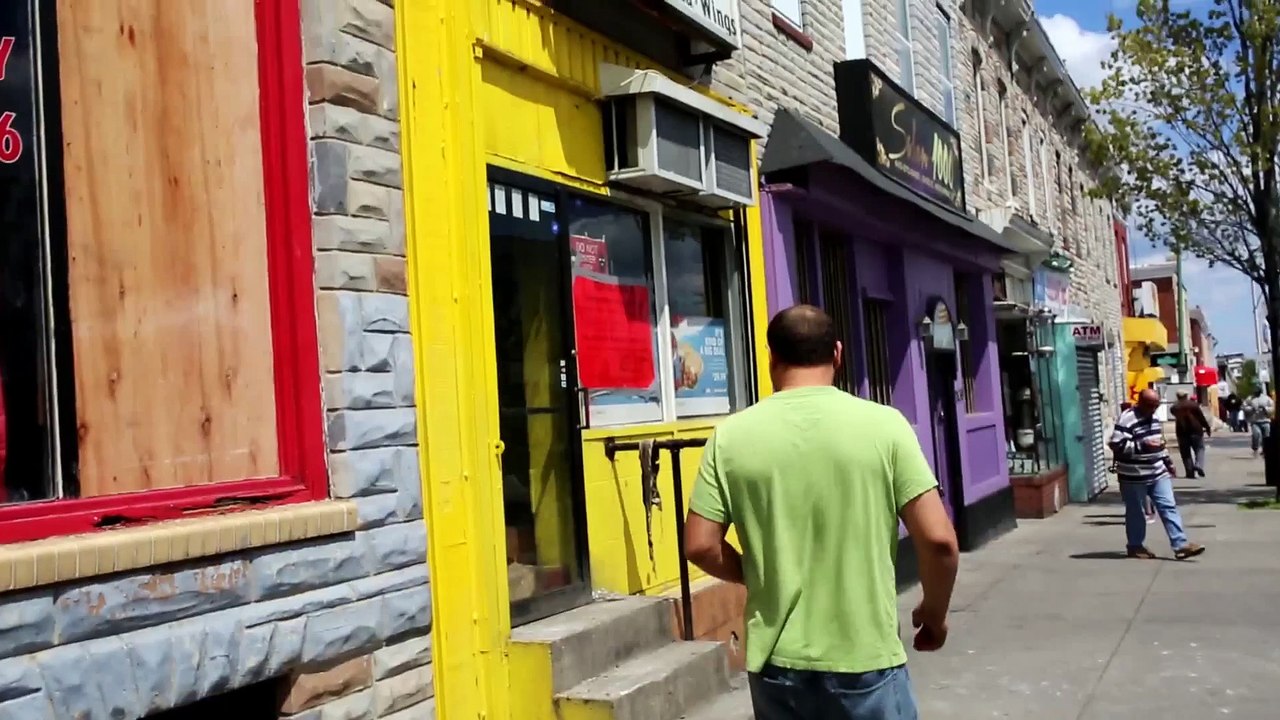 Des émeutiers de Baltimore ont essayé de mettre le feu à cet homme et sa pizzeria
