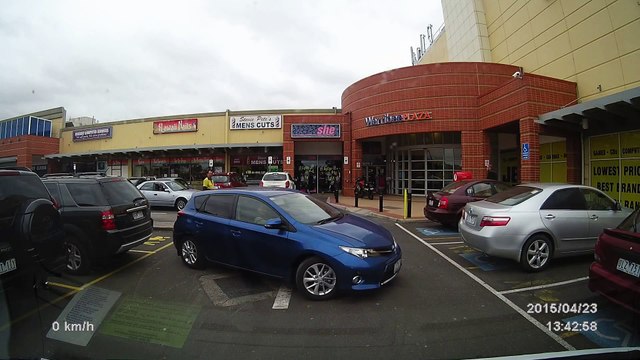 Un débile essaie de garer sa voiture