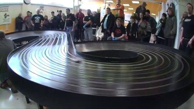 Course de voiture télécommandé sur circuit : à plus de 150 km/h!