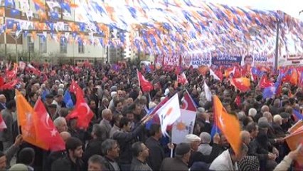 Başbakan Davutoğlu Mitingde Kitabını İmzaladı