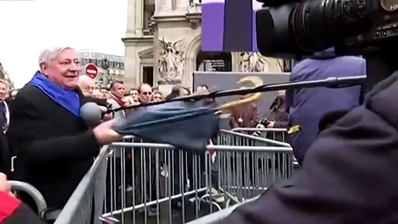 CHOC - Le Petit Journal agressé lors du défilé FN par Bruno Gollnisch