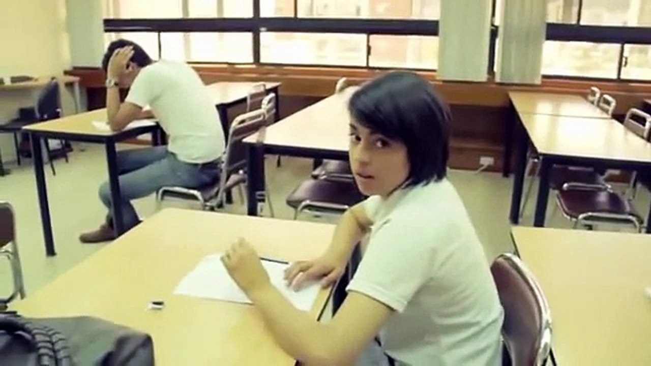 Estudiante Copia En un Examen.