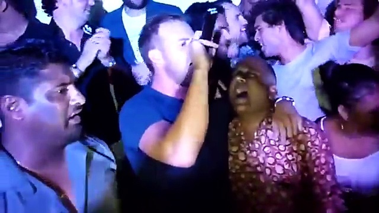 AB De Villiers sings Summer of 69