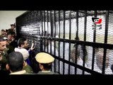 أحد طلاب الإخوان يصيح داخل قفص الاتهام قبل الجلسة بجنايات المنصورة