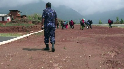 Trekkers evacuated by Indian army from Everest after quake