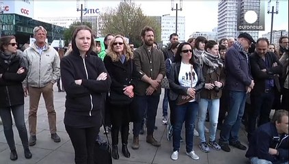Berlino, scultura celebra il coraggio di Snowden Assange e Manning