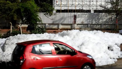 Contaminación produce inundación de espuma