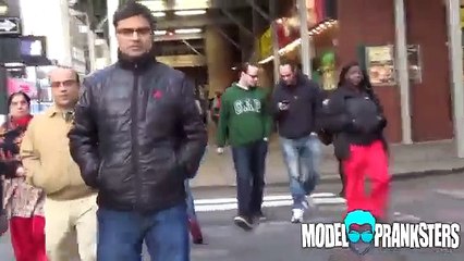 Çıplak olduğunu kimse fark etmedi!