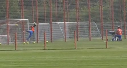 Manuel Neuer s'entraîne avec une machine surprenante : un canon à ballons ! - Bayern Munich