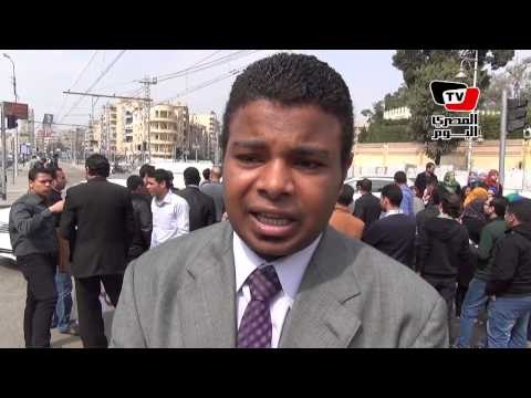 حملة الماجستير والدكتوراه يتظاهرون على باب الرئيس