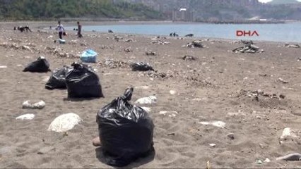 Zonguldak Üniversite Öğrencileri Sahili Çöpten Temizledi